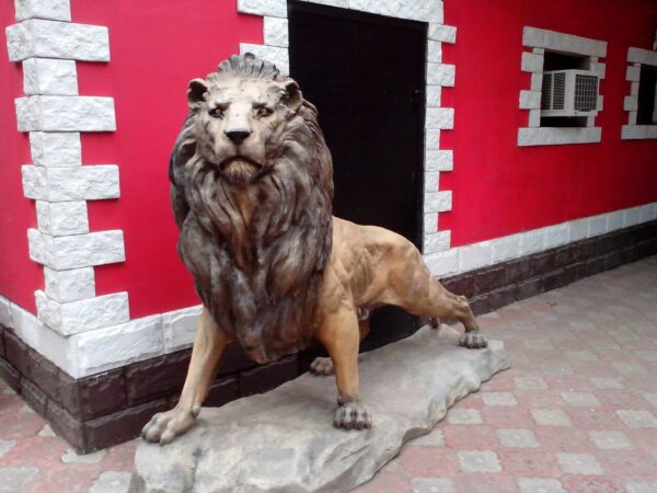 лев в стойке