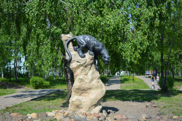 Alternative view of Садовая фигура Багира черная пантера