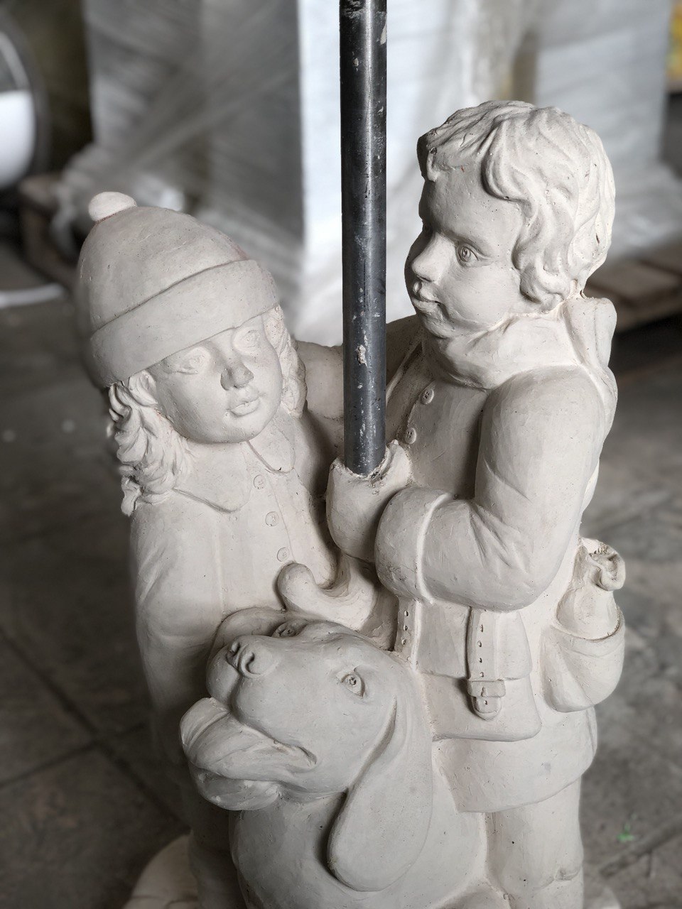 Скульптура Мальчик и девочка под зонтом 5 мальчик и девочка