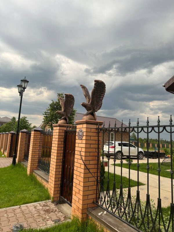 Скульптура орла на полушаре в бронзе (85 см)
