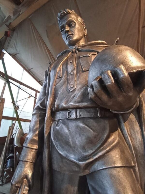 Памятник Солдату Великой Отечественной войны 8 Памятник солдату Великой Отечественной войны - монумент из бетона